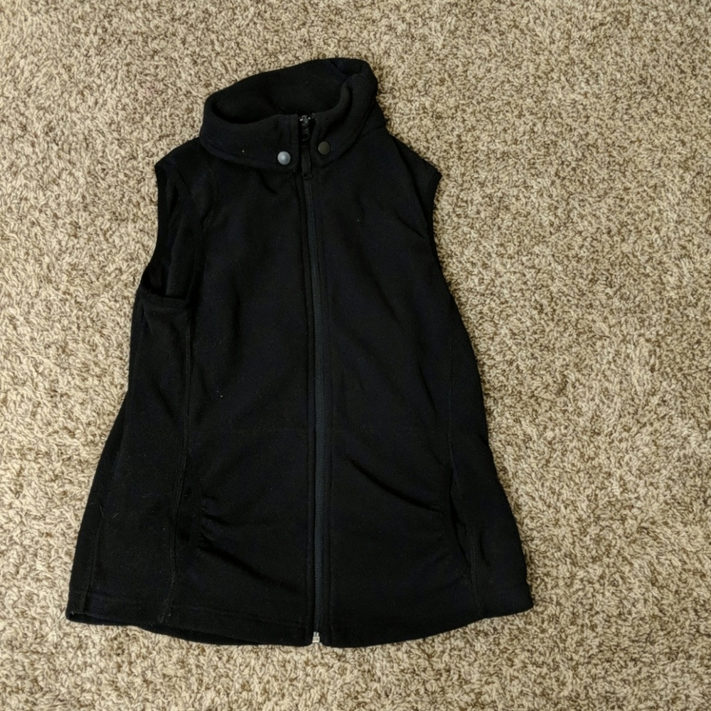 Sleeveless black sweater shirt